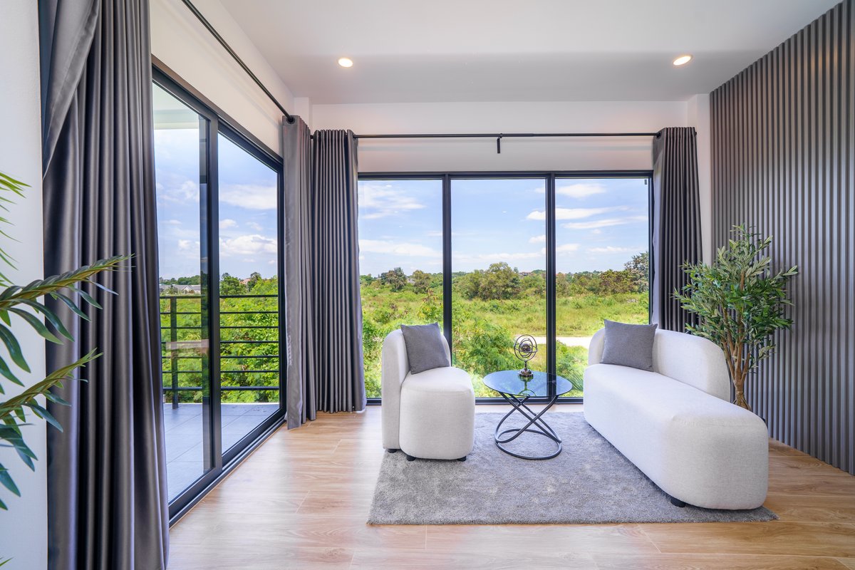 Bedroom suite with tropical view